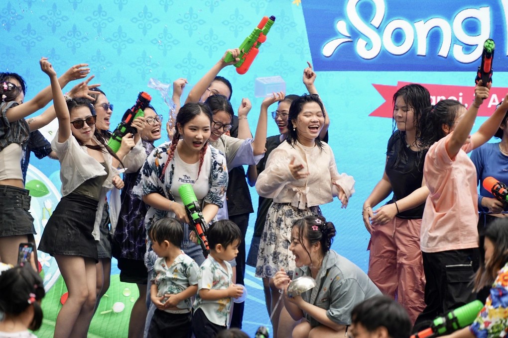 Giới trẻ Hà Nội "xõa" hết mình tại lễ hội té nước SongKran tại Hà Nội (Ảnh: Ban tổ chức)